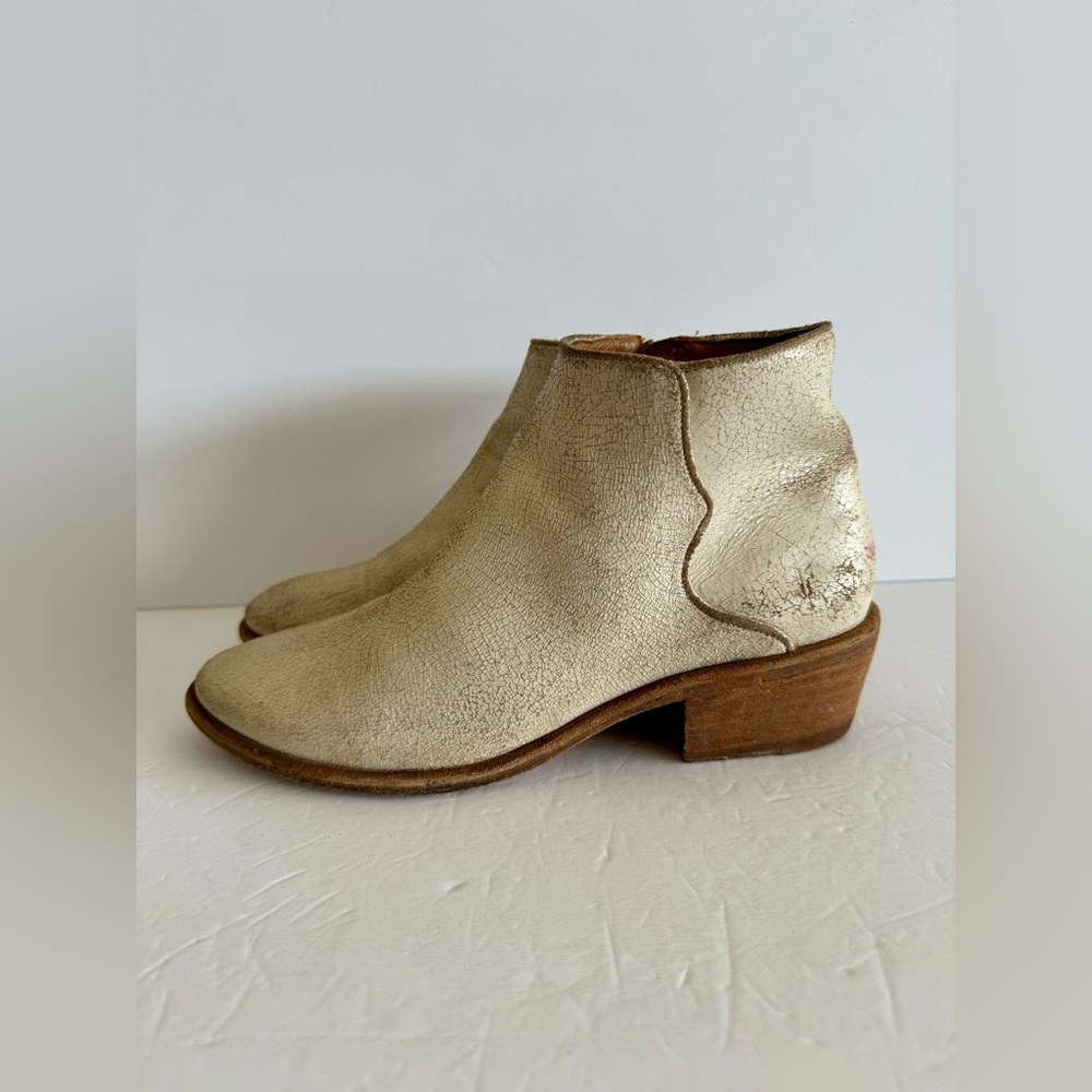 FRYE Women’s Carson Piping Distressed Leather Booties